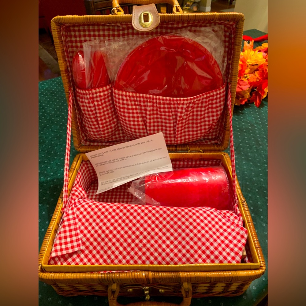 Wicker picnic basket